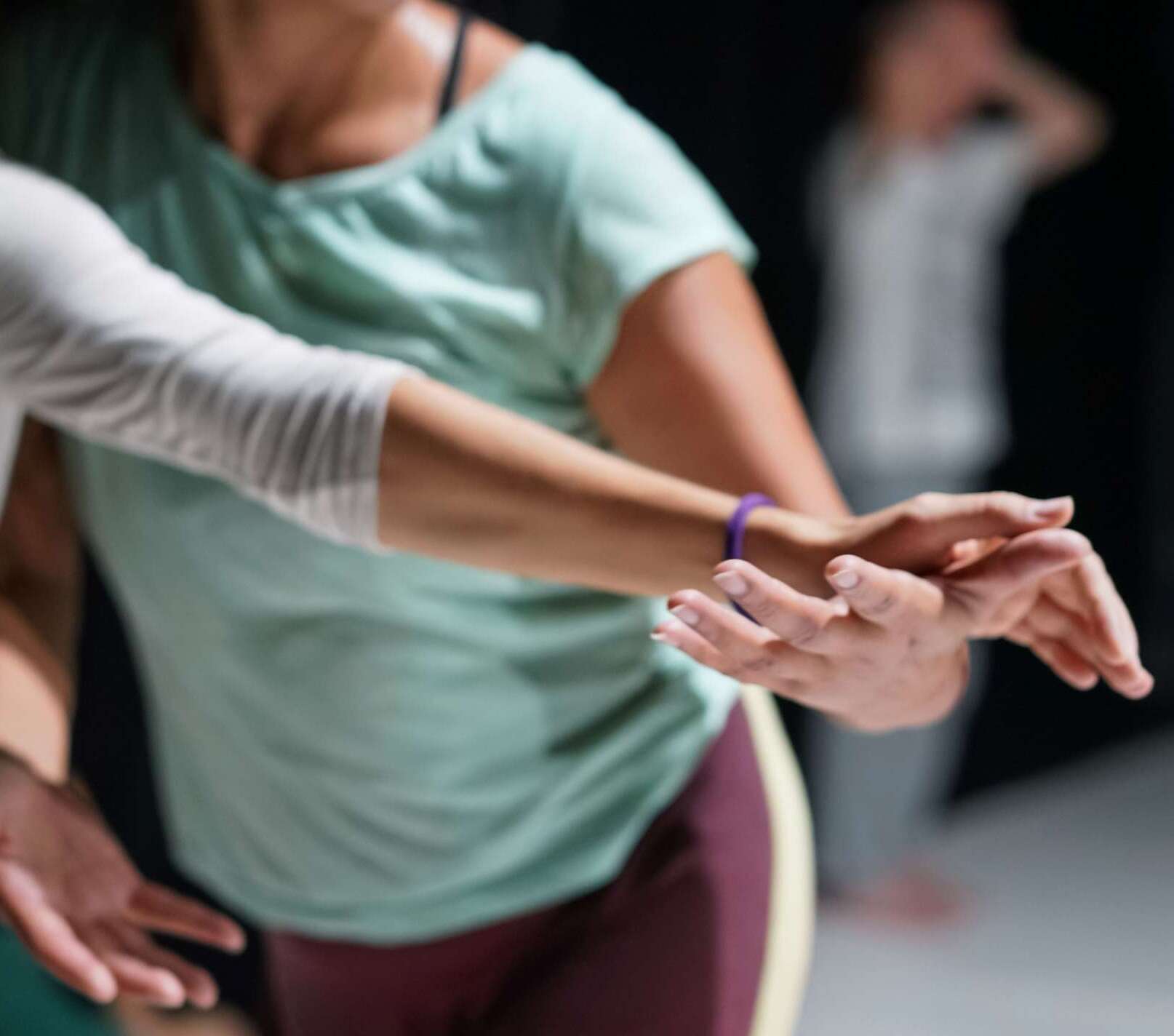 L’image suggère une dynamique collective, une pratique corporelle ou une activité de cohésion — une séance de thérapie gestuelle. L’accent est mis sur le geste, la connexion et l’écoute du corps. Pour celles et ceux qui se sentent en perte de sens, cette image évoque aussi la possibilité de se laisser accompagner, guider, et retrouver peu à peu une posture alignée avec soi — dans un cadre bienveillant et structuré a l'espace des murmures